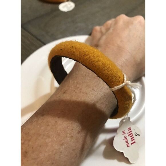 Trendy BAJALIA "SHARADA" FELT Mustard BANGLE Skinny BRACELET India - Picture 3 of 3
